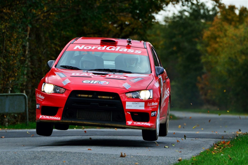 Med mere end 150 kilometer i timen flyver Steen Andersens og Iben Lourings Mitsubishi hen over broen ved Storå øst for Herning.
(Foto: Intercom / Michael Eisenberg)